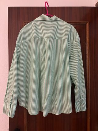 Camisa de rayas verde y blanca