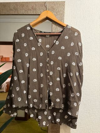 Camisa Zara marrón bordada. Talla M