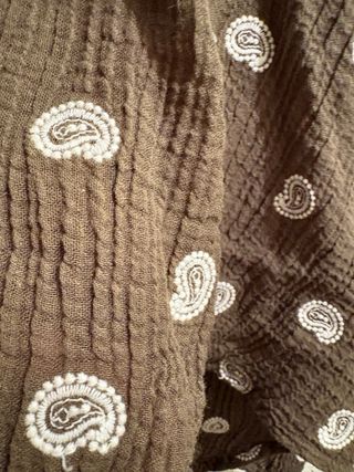 Camisa Zara marrón bordada. Talla M