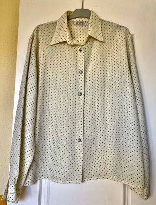 Camisa de mujer con lunares