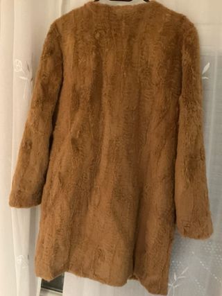 Abrigo de piel mostaza