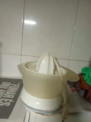 Exprimidor de naranjas eléctrico