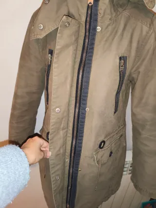 Parka verde militar con forro peludo Talla L