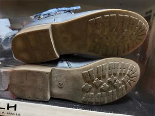 Botines grises con detalles azules