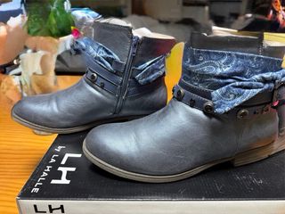 Botines grises con detalles azules