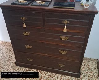 Cómoda de madera oscura
