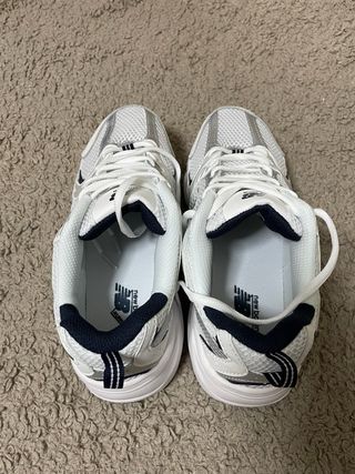 Zapatillas New Balance Plata y Blanco