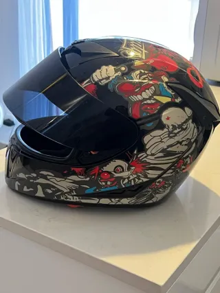 Casco de moto con diseño de payaso