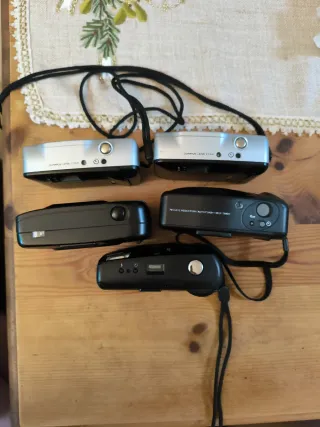 Lotto di 5 fotocamere Olympus per ricambi