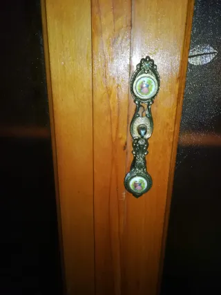 Mueble de madera con persiana y vitrina