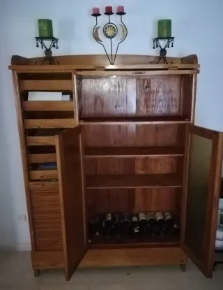 Mueble de madera con persiana y vitrina