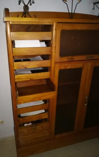 Mueble de madera con persiana y vitrina