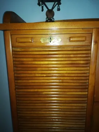 Mueble de madera con persiana y vitrina