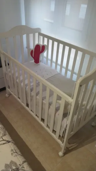 Cuna de madera blanca para bebé
