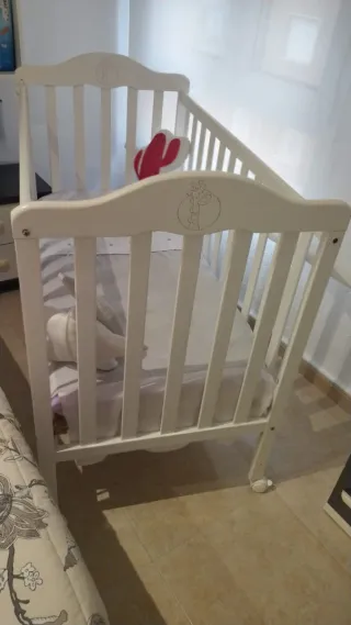 Cuna de madera blanca para bebé