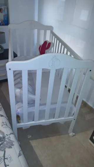 Cuna de madera blanca para bebé