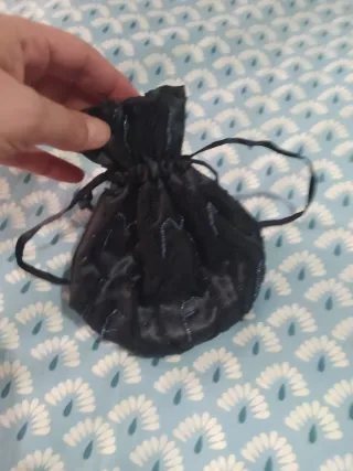 Bolso de mano negro con abalorios