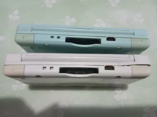 2 Nintendo DS Lite.