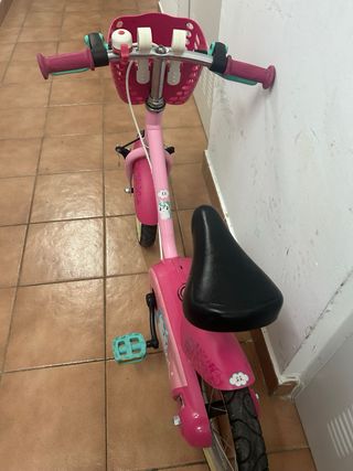 Bicicleta niña rosa con ruedines