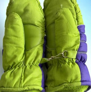 Manoplas de invierno verdes y moradas