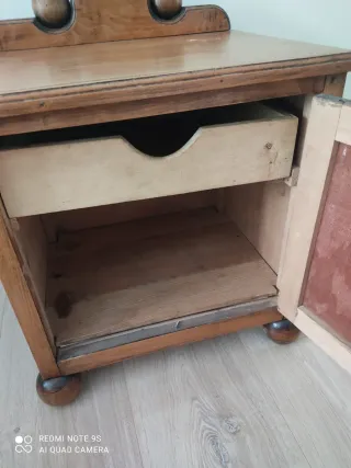 Mesilla de noche de madera