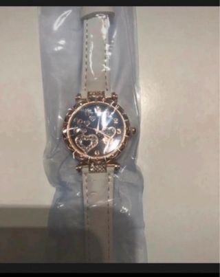 Reloj de cuero blanco con detalles rosados