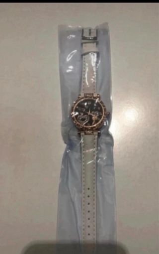 Reloj de cuero blanco con detalles rosados