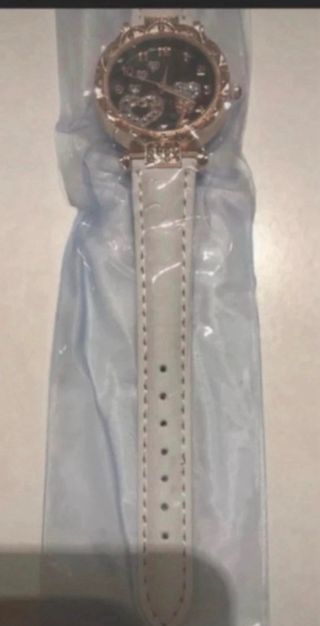 Reloj de cuero blanco con detalles rosados