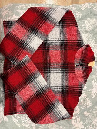 Sudadera a cuadros roja y negra