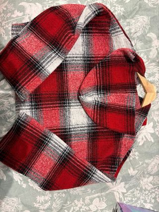 Sudadera a cuadros roja y negra