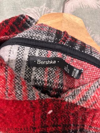 Sudadera a cuadros roja y negra