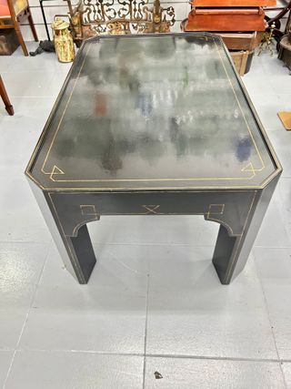 Mesa de centro negra lacada con detalles dorados