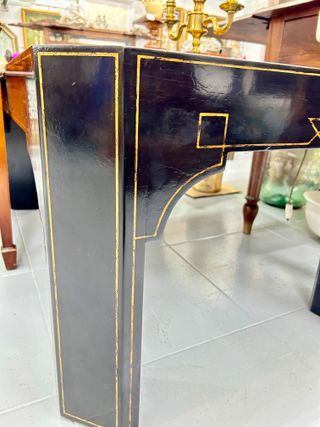 Mesa de centro negra lacada con detalles dorados