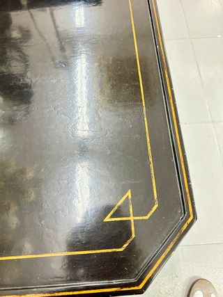 Mesa de centro negra lacada con detalles dorados