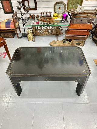 Mesa de centro negra lacada con detalles dorados