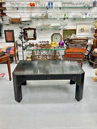 Mesa de centro negra lacada con detalles dorados