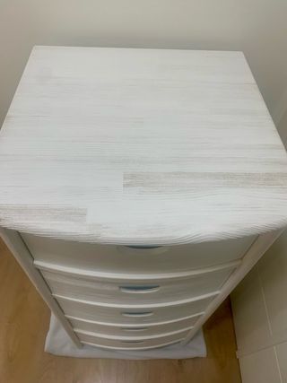 Cómoda infantil madera blanca y tiradores turquesa