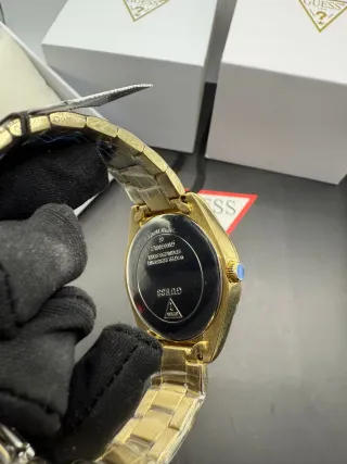 Reloj Guess Dorado y Plateado