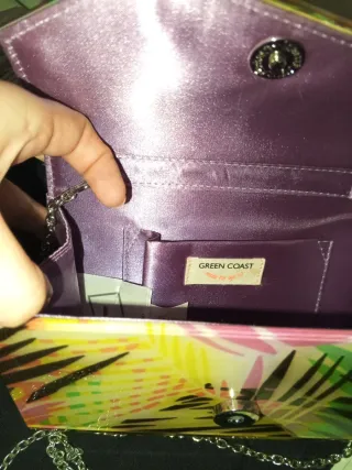 Cartera de mano multicolor con cadena