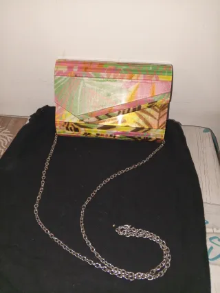 Cartera de mano multicolor con cadena