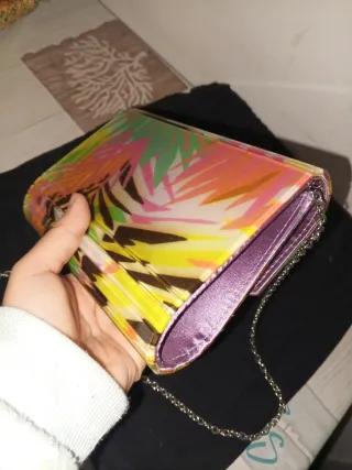 Cartera de mano multicolor con cadena