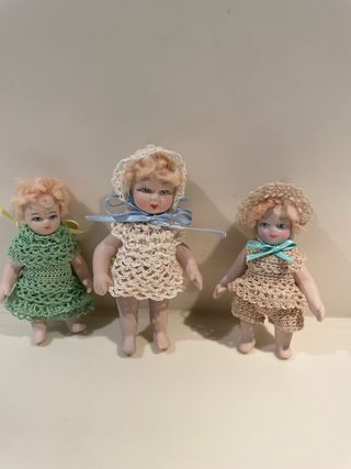 Piccole bambole porcellana vestite a mano