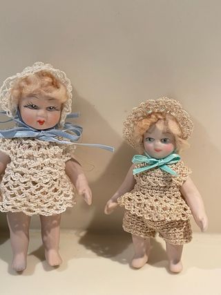 Piccole bambole porcellana vestite a mano