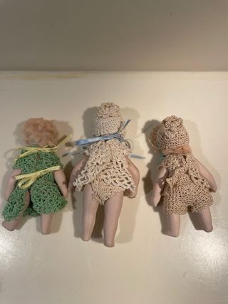 Piccole bambole porcellana vestite a mano