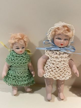 Piccole bambole porcellana vestite a mano