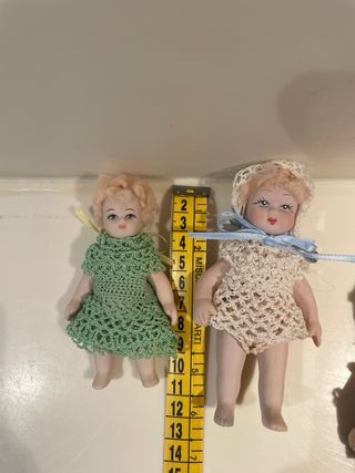 Piccole bambole porcellana vestite a mano