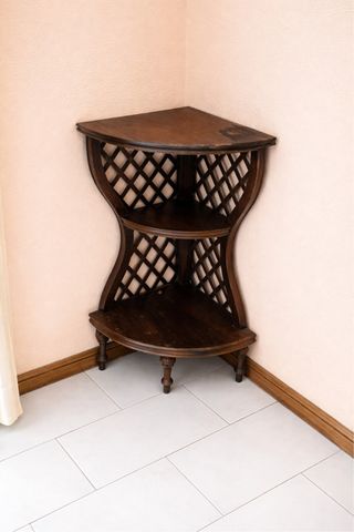 Móvel de canto em madeira