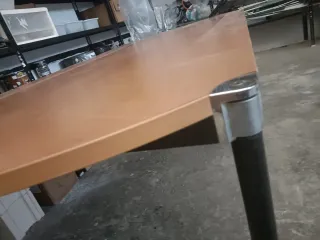 Mesa ovalada de oficina madera y metal