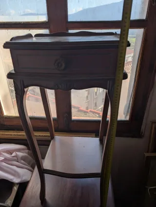 Mesa auxiliar nogal antigua