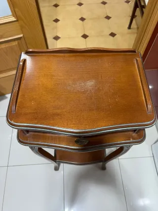 Mesa auxiliar nogal antigua